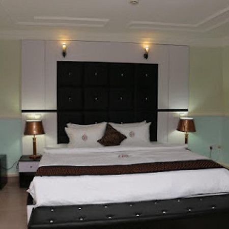 Room In Lodge - All Seasons Hotel-オウェリ エクステリア 写真